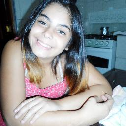 Sou uma garota  skatista,maluca,e  que adora fazer bagunça e não sou delicada e nem meiga ! :D