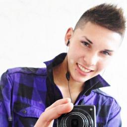 Vago, mantenido por mis viejos, adicto a muchas cosas entre eso #Tu