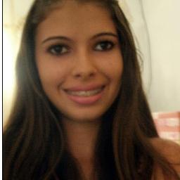 Menina simples, de gênio forte, sagitariana, tenho 16 anos, estudante, maior sonho: tornar-me veterinaria, sou muito extrovertida e adoro fazer novas amizades!
