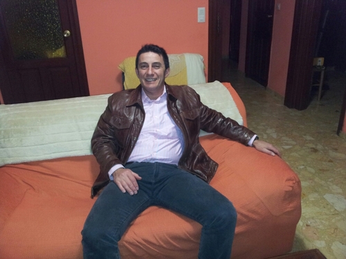 Licenciado en Ciencias Biológicas por la Universidad de Córdoba y licenciado en Derecho por la UNED. Empresario del sector servicios (control de plagas) y Abog.