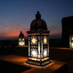 وَمَنْ أَعْرَضَ عَنْ ذِكْرِي فَإِنَّ لَهُ مَعِيشَةً ضَنكًا وَنَحْشُرُهُ يَوْمَ الْقِيَامَةِ أَعْمَى.