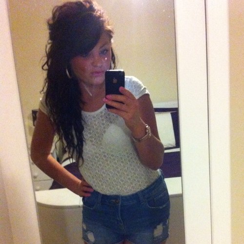 charlyanne381's profile picture. 