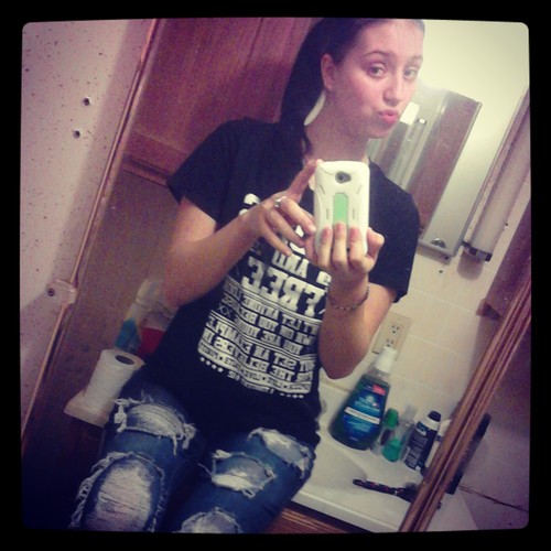 follow me i follow back. :*