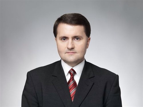 Historyk, politolog, urzędnik państwowy.
A historian, politologist, and civil servant.