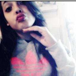 - Debaixo da maquiagem e por trás do meu sorriso, eu sou apenas uma menina que deseja o mundo :$