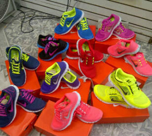 ventas de crocs y zapatos  deportivos