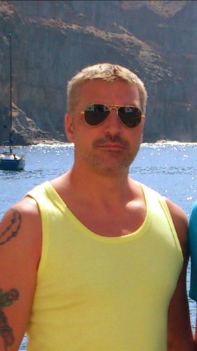 Just your average 41 yr old gay guy, in a 14 yr relationship, last seen looking gorgeous sending tweets!