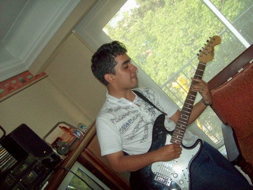 Soñador, músico, fanático de escuchar a los demás y tratando cada día  a pesar de mis errores de imitar a Cristo