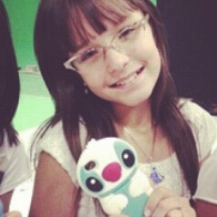alguns falan que eu sou idiota d gostar da larissa do lucas da ester da julie mas idiota é aquele q acha q eu sou idiota