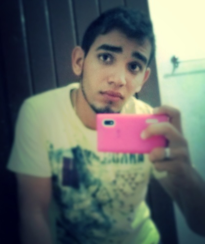 pequeno,feio,chato e abusado, mas muito bem amado por todos. ;)  @_suagabbi te amo ♥