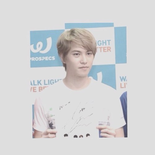 Hi honoured guest ! I would like to introduce myself.I’m jonghyun member of C.N.Blue.I’m just bot not real. It's an honour to meet you !
