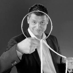 Professioneel goochelaar voor de zakelijke en particuliere sector. In te zetten als: centrale show| tafelgoochelaar| workshop| duo act| dinershows