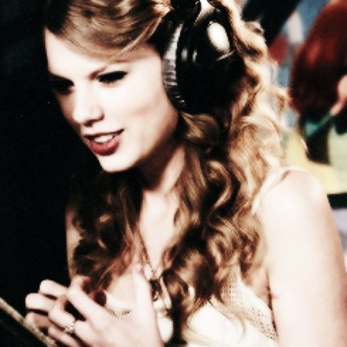 taylor swift is so hot that i question my sexuality.