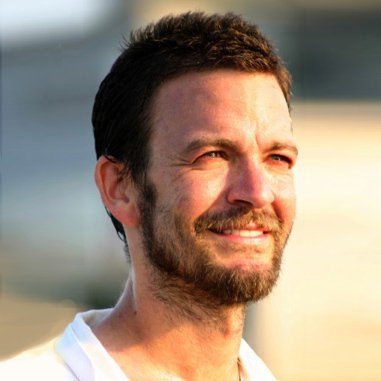 Jeffrey Storey is a product executive experienced in desktop, mobile apps and mobile web, with a background in UX, creative management, and design.