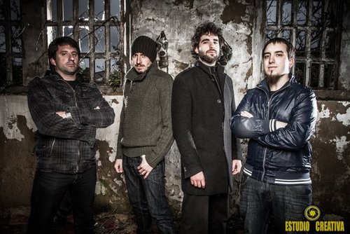 Grupo de Metal-Rock formado por: Sergio Cordon (Bateria) Javier Hernaez (Guitarra-Voz) Freixer (Bajo)