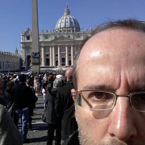 Vaticanista periferico, speaker, podcaster at @Rvaticanaitalia @Vaticannews, faccio  tutto sul serio, ma non amo prendermi sul serio. Tweets are my own