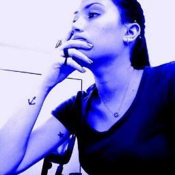DECIFRA-ME, OU DEVORO-TE! Cantora desafinada na @esmalthes/ Estudante de Redes de computadores/ Aprendiz de desenhista/ Pseudo-Atriz e Artesã Atrapalhada :B