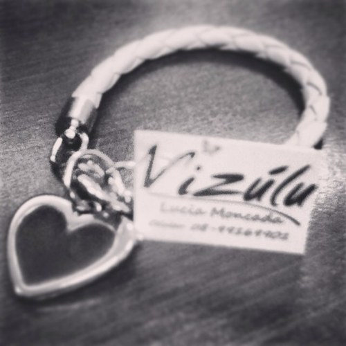 Vizúlu te trae accesorios diseñados por Lucia Moncada, diseñadora colombiana. Colores, detalles y alegria❤