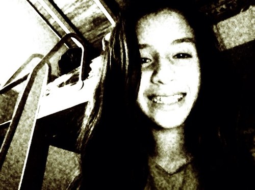 Que haces?estas viendo mi perfil y q esperas sigueme! Soy divertida,directioner,belieber y loca! Okno follow me! Mrs.malik and bieber