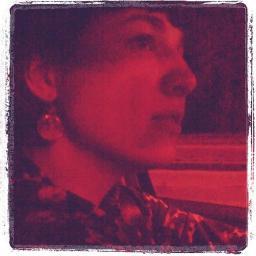 Journalist@De Standaard. Vrouwonvriendelijke feministe. Doodsbange allesdurver. Chaotische controlefreak. Onbelezen lettervreter. Zelfgenoegzaam en bescheiden.