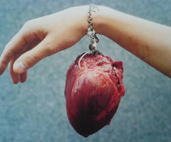 Morire, dormire.. Nient’altro, e con un sonno dire che poniamo fine al dolore del cuore e ai mille tumulti naturali di cui è erede la carne.