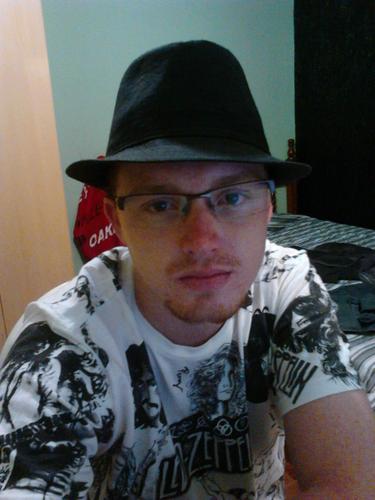 Não penso na vida como ela é, nem como deveria ser; o que faço, faço pra me satisfazer. Sou egoísta, disso não abro mão; vou ser feliz primeiro, lamento...