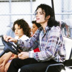 Twitter dedicado ao Michael e seus fãs. Se quiser que eu siga de volta, é só pedir. ''We are Jacksons'' 12/11/2011 adm's: @lovedrow_ e @gabsjaxn
