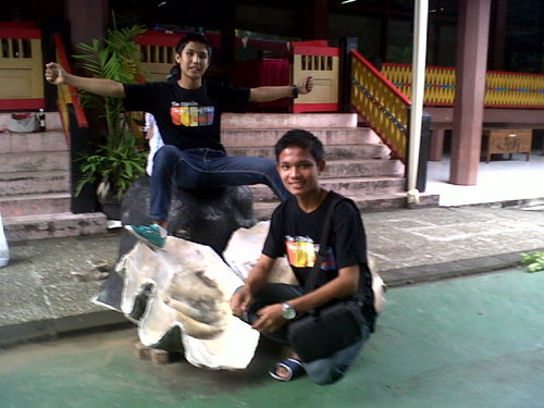 welcome to twett me,,
follow sist @AuliaWahyu8 
thanks .