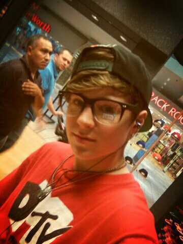 Drakefan35's profile picture. I'm 15 =) and i love to sing and I'm good at it and i will be famous one day