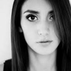 Mujer trabajadora, estudiante de la vida, felizmente divorciada, amante de la psicología, admiradora y protectora de la naturaleza.