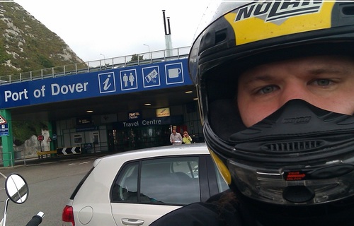 Motorcykelfantast samt söndagsbilist utan keps.