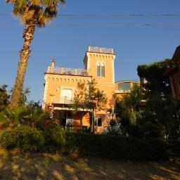 Holiday home rentals. Historic Liberty-style beach house feat. self-catered flats near Adriatic Sea. Owned & managed by Canadian author: Luigi Monteferrante.