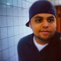 Sempre sorrindo e alegre , divertido , brincalhão , levo a vida no sorriso e isso basta *.*