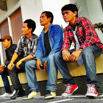 D'Bestar | tamrin (vocalis) @tamrindbr | awi (bassis) @awiedbestar | aa.boy (drummer) @15ronda | ardi (gitaris)| add FB kita dbestar pekanbaru