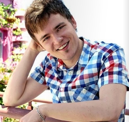 Adam Jezierski,actor de series como fisica o quimica y con el culo al aire y peliculas como tensión sexual no resuelta