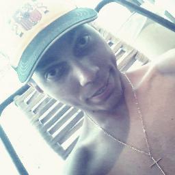 -  sou um Zumbi marrento , idi0ta , br00tal e carinhos0 . :9 
           amo Simpsons ,  e paçoca ..  môh + vida + princesa = @Poxalanys   3