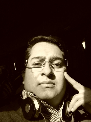 Politologo, amante, y dice la gente ke no se m puede tomar n serio sí lo tengo todo. mentiras no tengo nada. :-*