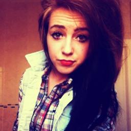 Hiaa,im Denise,15, Love singing and playing guitar, and im Irish :D
