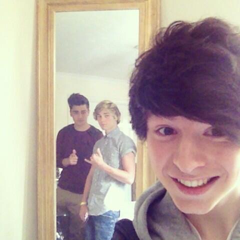 3 girls who love OVERLOAD!! ;))  personals: @ujoverload. @HeyItsNeebal. @unionbiebz.. we are cheeeeese #OSTARZ !!! { we follow ostars☺}