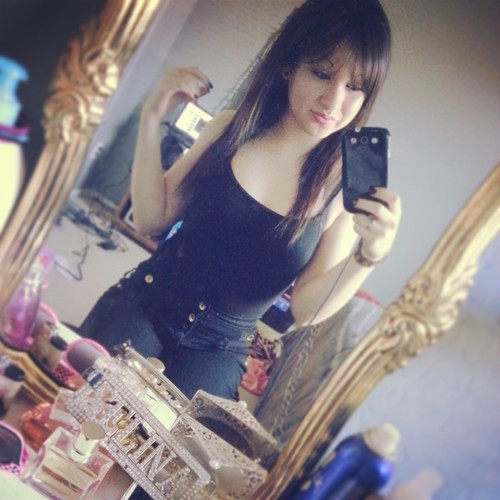 Selina . Zee . Single . Lesbihonest . 19 . August . Leo . Stoner .