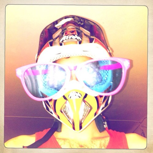 elambivalente's profile picture. Mi otro yo. Ambivalente: puedo amar melosamente u odiar a mi novia. Macho de corazón, feminista por convicción.