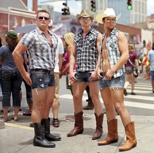 Just a few country gents that believe humor is a crucial part of this American ride. 

When Summer draws nigh, We cut 'em high... #DaveyDukes