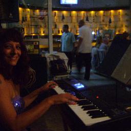 pianista-tecladista, compositora, transcriptora, docente, madre, estudiante de direccion orquestal.http://t.co/O9ZIrcZbX9