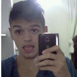 Queria ser uma lágrima, para assim nascer nos teus lhos, rolar entre suas face e teus lábios morrer… Eu te amo namorada perfeita  @karolinaboaro