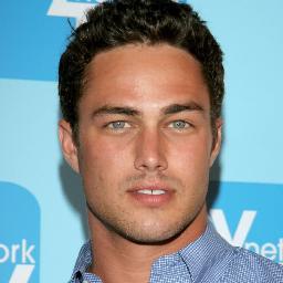 Soy Taylor Kinney Algunos Me Conocen  Por El Video de I And You.. Hola :)