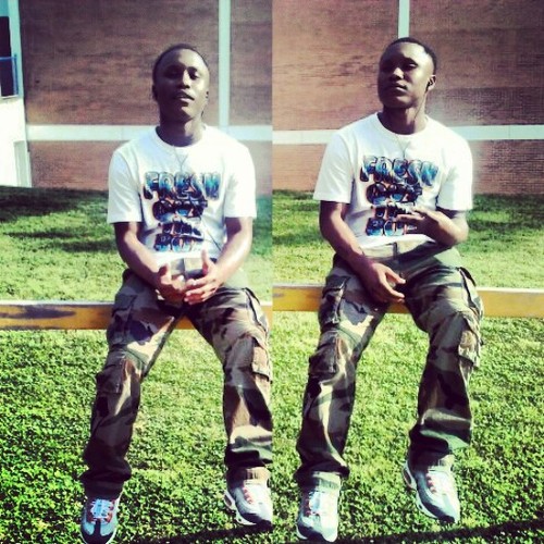 Im bout money and trappin and straps fuck dis talkin Shit ill talk wen im Rich follow me