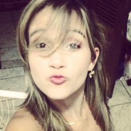 Ria pra mim, ria de mim, ria comigo. Das minhas piadas, do meu jeito, dos meus defeitos. Ria do que quiser, mas sempre me dê um sorriso.”
