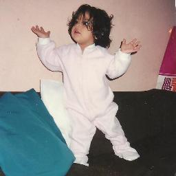 soy una simple chava q sabe qerer y amar y q le gustan las fiestas y estar con amigos y familia