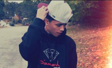Hey i'm Thomas ! .Official account Daten or forget it ? We trown u when you link us on a pic of yourself