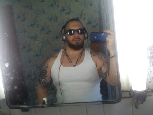 Shawn Kennedy spreadn the word and swagger of TEAM S.DOT, consists of good friends,jordans,and new era s.Also i train insane in the weight room aka the freezer